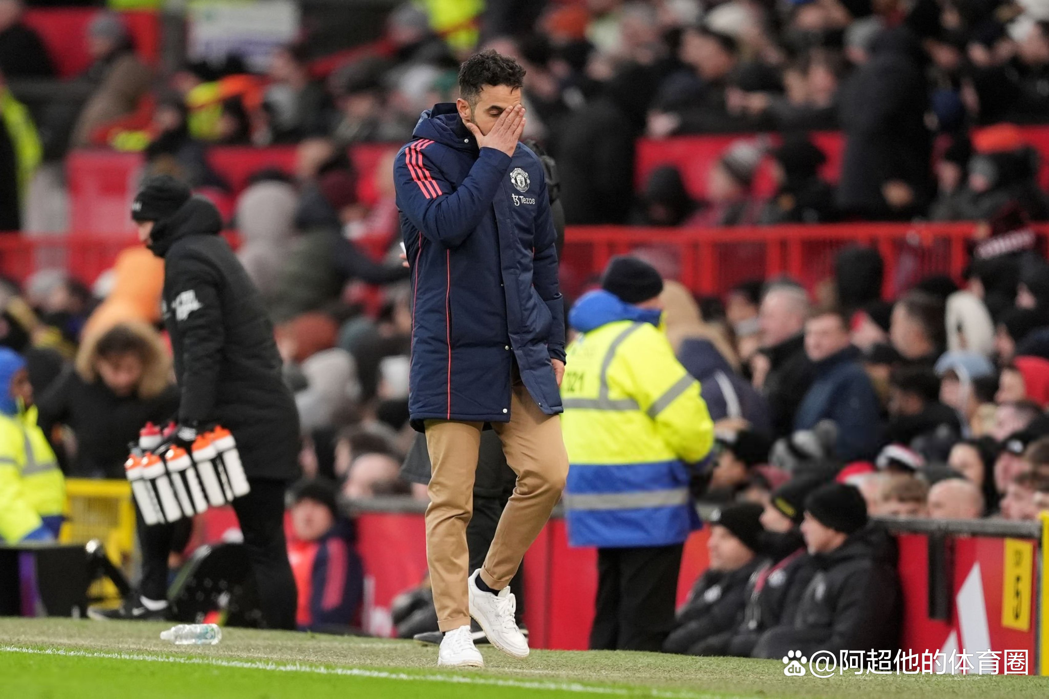 巴萨重伤倒地，热刺全队围拢祈祷，场面感人的简单介绍
