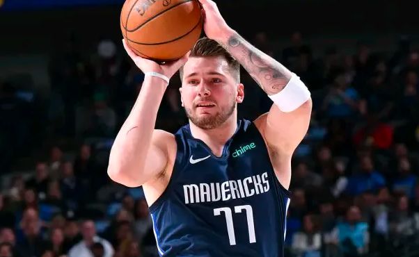 包含东契奇复出首战，刷新队史纪录状态火爆，独行侠成为焦点！的词条